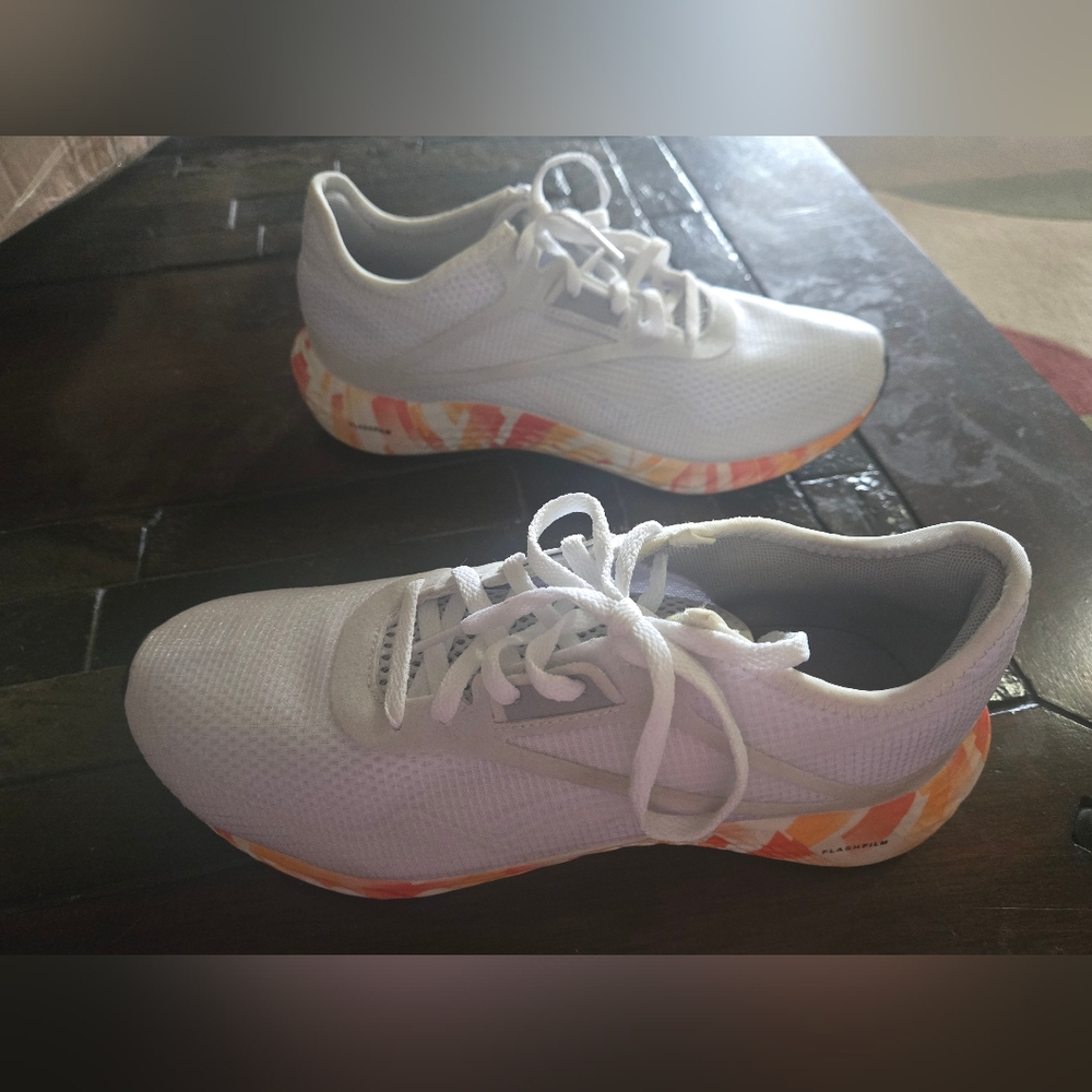 7.5 Reebok Womens White and Orange Athletic Shoes